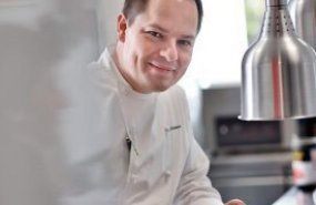 Enrique Fleischmann en sus fogones