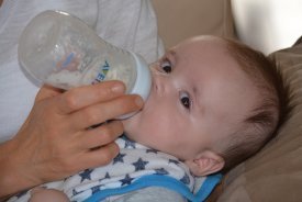 Un bebé tomando un biberón
