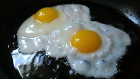 Dos huevos en una sartén