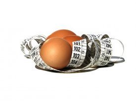 Un huevo medido por un metro