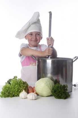 un niño en la cocina