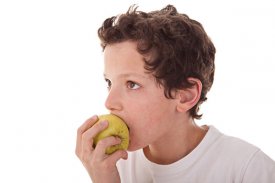 Un niño come una manzana
