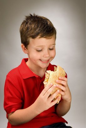 Un niño comiendo un bocadillo