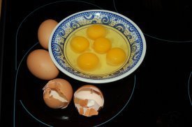 Unos huevos en un recipiente