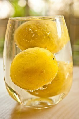 Varios limones dentro de un vaso