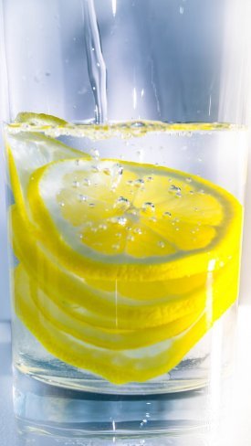 Un vaso de agua con limón