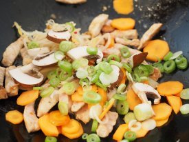 Verduras y carne en un wok