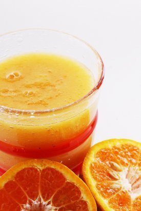 Un zumo y sus naranjas