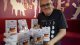 Xabier Guti&eacute;rrez con su libro