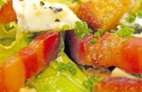 Ensalada de pan, queso y beicon