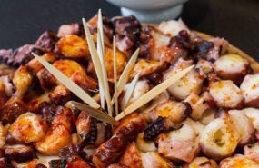 Una tabla de pulpo a la gallega