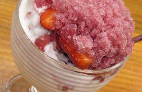 Fresas con helado y granizado
